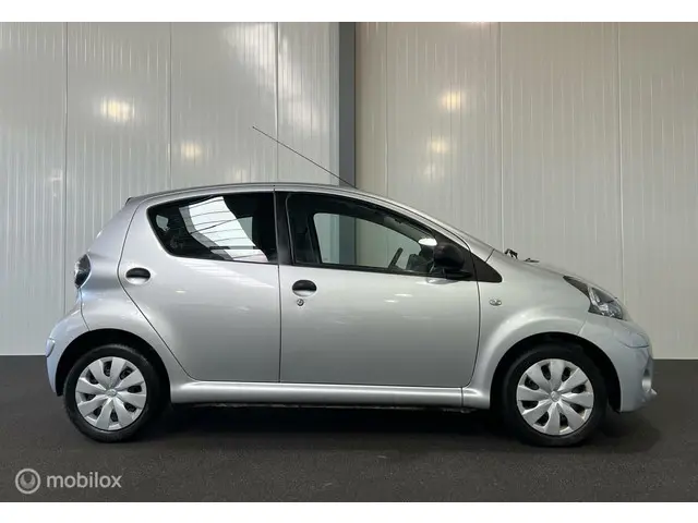 Toyota Aygo 1.0 VVT-i Now 5-drs [ NAP airco ] 2013 Benzine 5