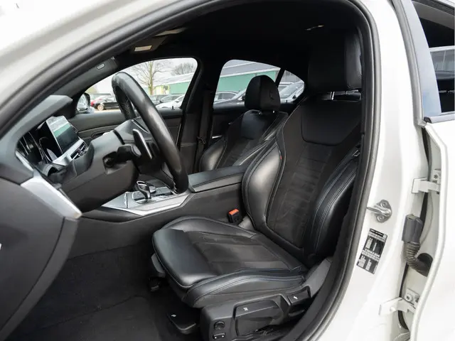 BMW 3 Serie 320i High Executive 2019 Benzine 15