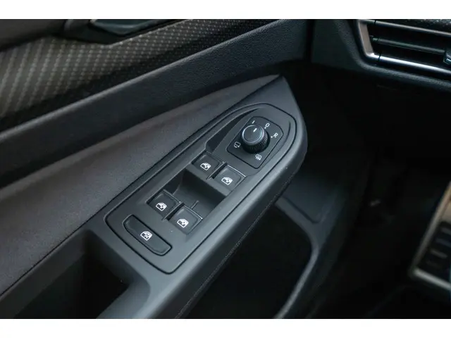 Volkswagen Golf Variant R | 322 PK | 2023 Benzine 27