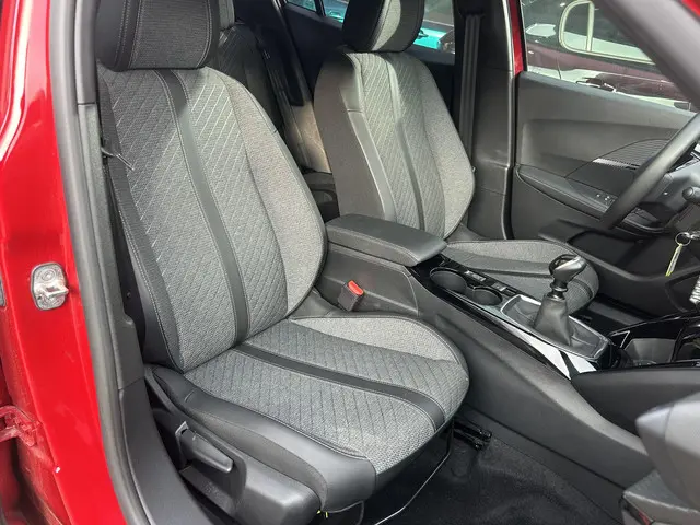 Peugeot 2008 1.2 Turbo 100PK Allure 2024 Benzine 37