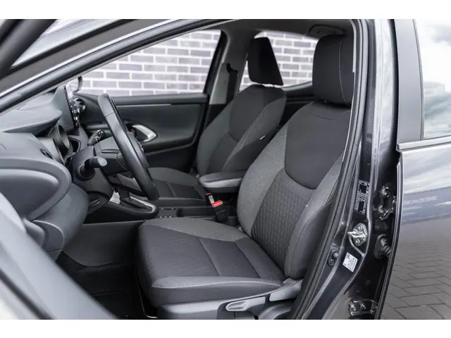 Toyota Yaris 1.5 Hybrid Dynamic 2021 Hybride Benzine 16