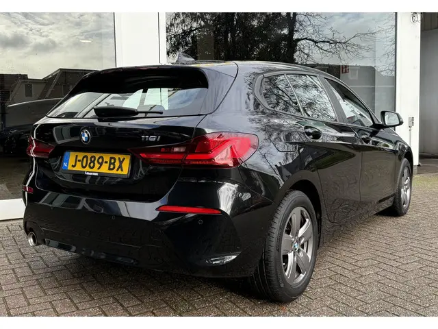 BMW 1 Serie 118i Executive Edition 2020 Benzine 3
