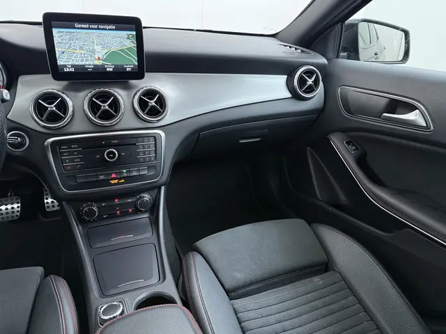 Mercedes-Benz GLA 180 AMG line 2016 Benzine 18