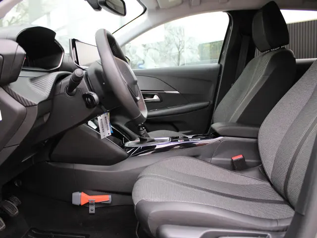 Peugeot 208 1.2 PureTech 100 Allure 2024 Benzine 12