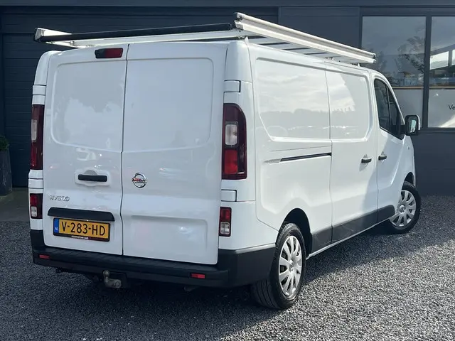 Nissan NV300 2