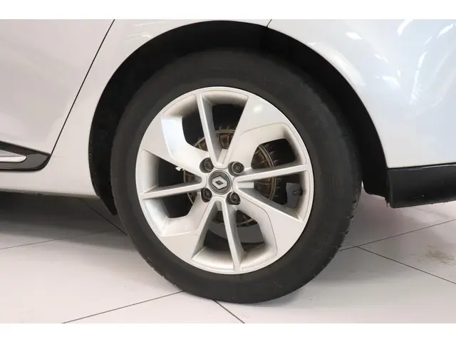 Renault Clio Estate 0.9 TCe Limited 2016 Benzine 26