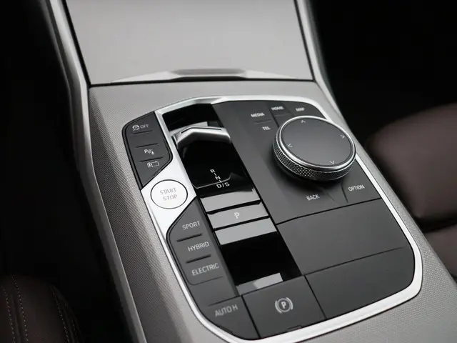 BMW 3 Serie Sedan 320e 2024 Hybride Benzine 12