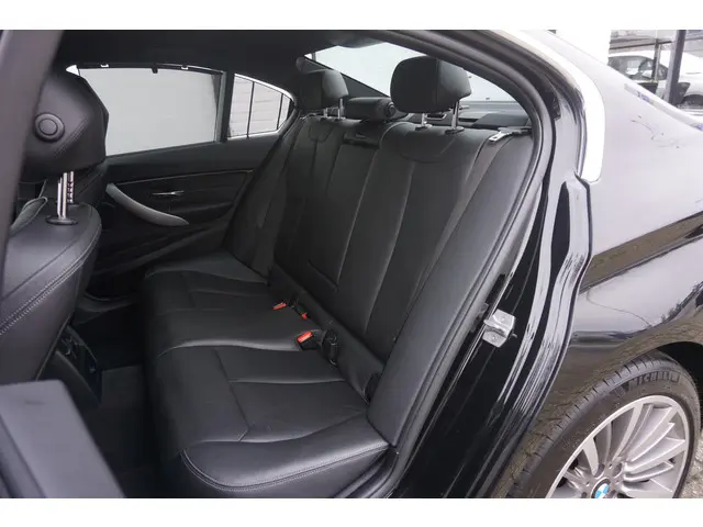 BMW 3 Serie 320i High Exec 2017 Benzine 6