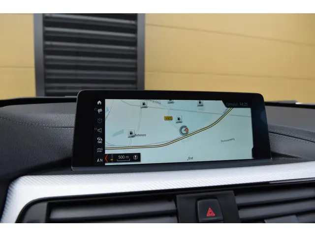 BMW 3 Serie Touring 320i High Executive 2018 Benzine 24