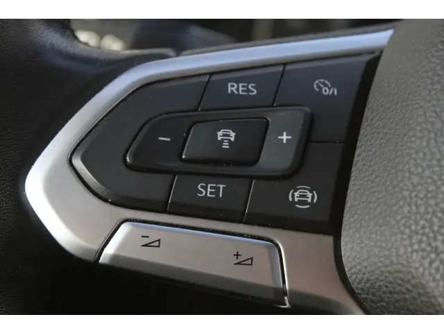 Volkswagen Golf 1.0 TSI Life Business 2022 Benzine 8