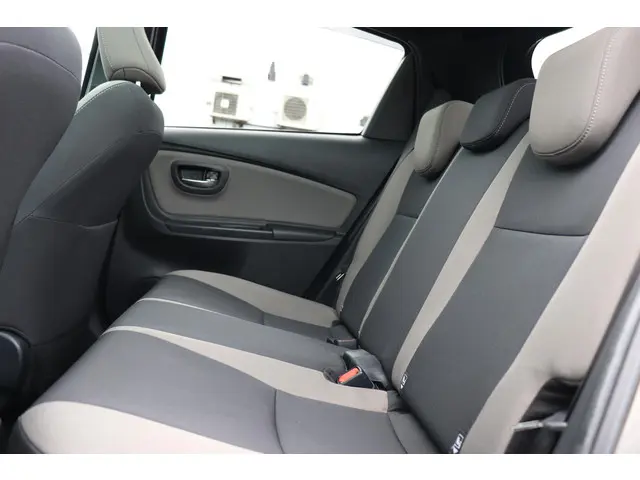 Toyota Yaris 1.5 Hybrid Bi-Tone, 2017 Hybride Benzine 12