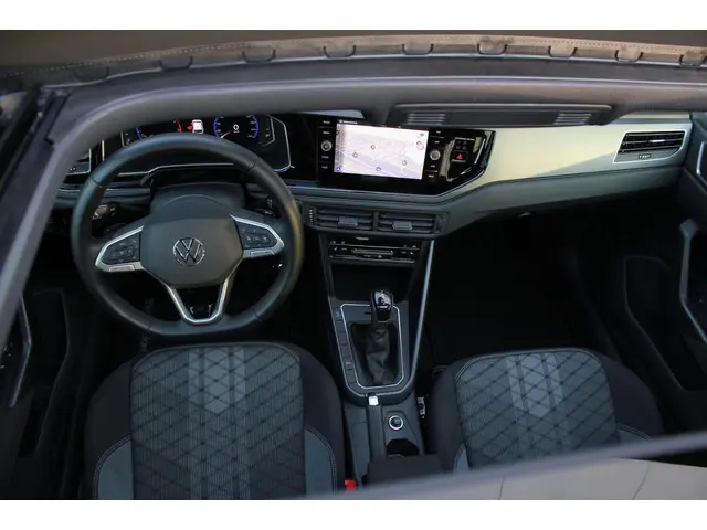 Volkswagen Polo 1.0 TSI R-Line 2024 Benzine 12