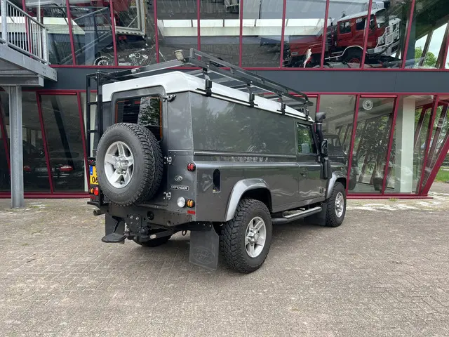 Land Rover Defender 3
