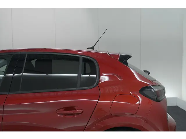 Peugeot 208 PureTech 100 Allure Pack 2023 Benzine 24