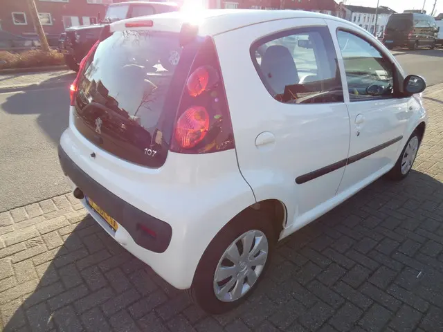Peugeot 107 airco apk 11.26 1.0 Active NAP 2013 Benzine 8