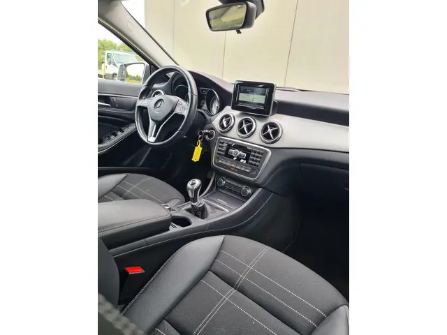 Mercedes-Benz GLA 180 Prestige 2015 Benzine 29