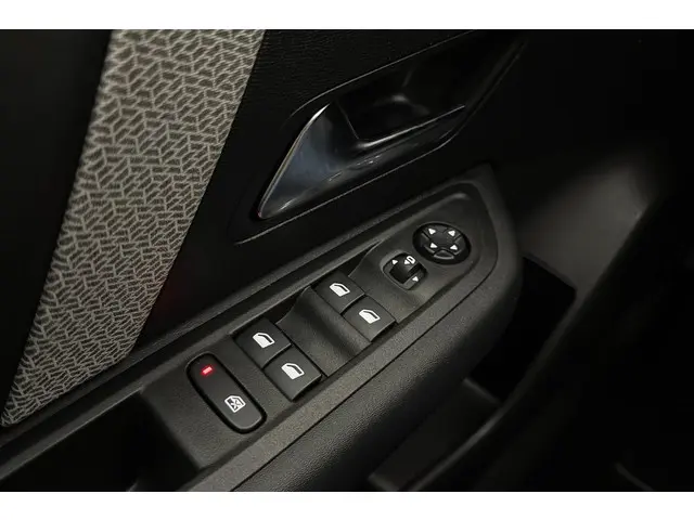 Citroën C4 1.2 Hybrid 136pk Plus 2024 Hybride Benzine 17