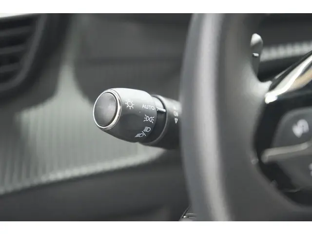 Peugeot 208 Hybrid 136 e-DCS6 GT 2024 Hybride Benzine 39