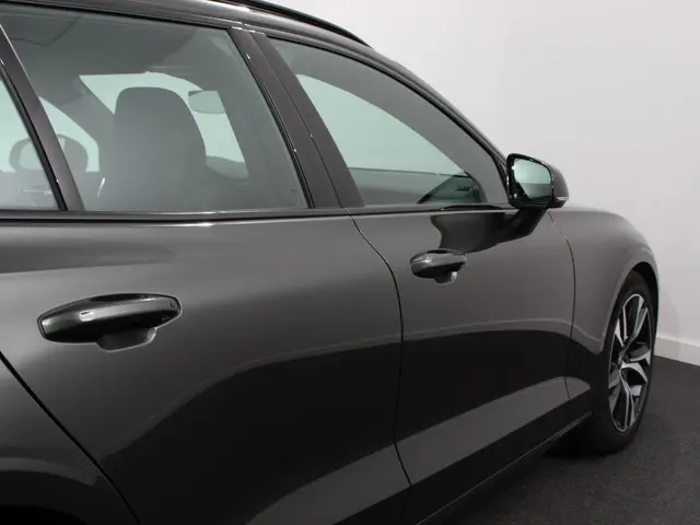 Volvo V60 2.0 B4 R-Design 2022 Benzine 12