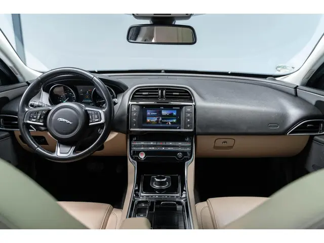Jaguar XE 2.0 D Pure Leder Panorama 2018 Diesel 8