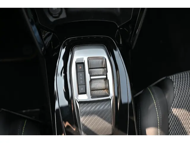 Peugeot 2008 1.2 Hybrid 136 GT 2024 Hybride Benzine 45