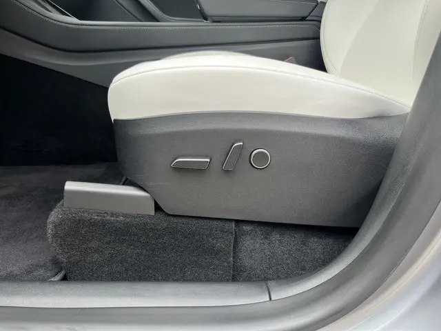 Tesla Model Y Long Range AWD 75 kWh 2023 Elektrisch 18