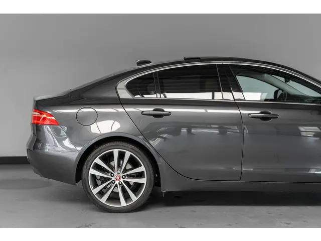 Jaguar XE 2.0 D Pure Leder Panorama 2018 Diesel 37