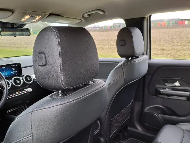 Mercedes-Benz GLB 200 Premium Plus 2022 Benzine 21