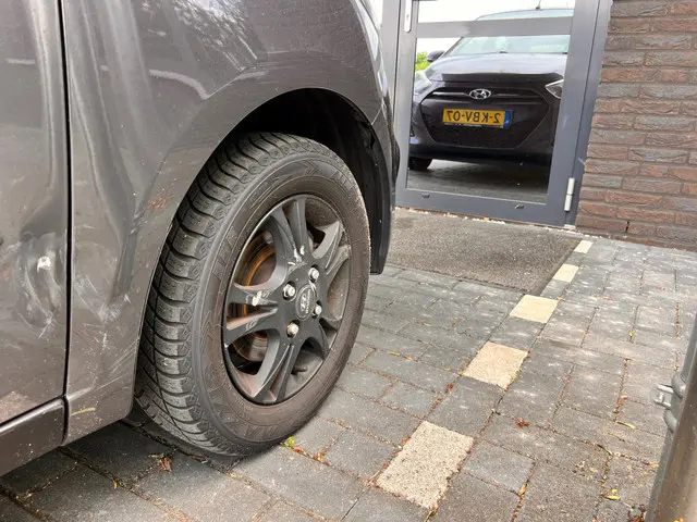 Hyundai i10 1.0 Black pack 2013 Benzine 24