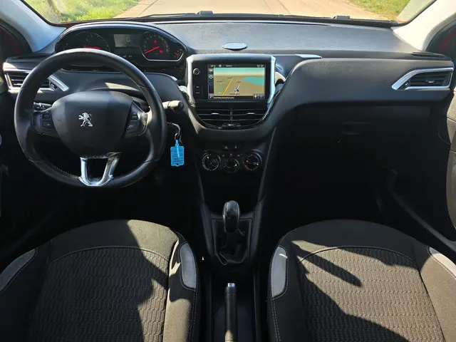 Peugeot 208 1.2 PureTech Style 2015 Benzine 12