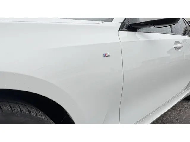 BMW 3 Serie 320i High Executive 2020 Benzine 8