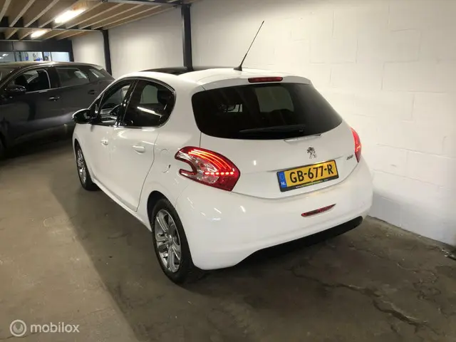 Peugeot 208 1.2 PureTech Blue Lease Premium 2015 Benzine 5
