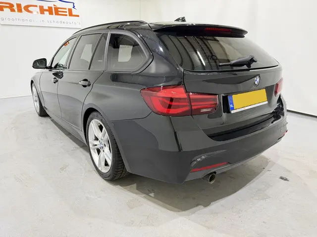 BMW 3 Serie Touring 318i M Sport Aut8 2019 Benzine 31