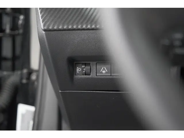 Peugeot 2008 PureTech 130 EAT8 Allure 2024 Benzine 40