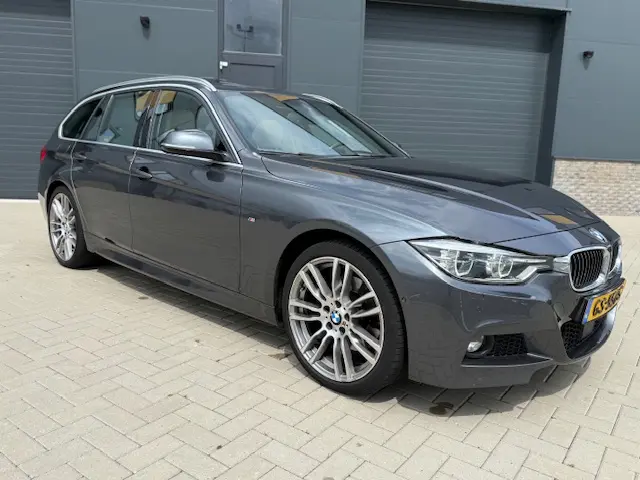 BMW 3 Serie Touring 330i xDrive M Sport 2015 Benzine 2