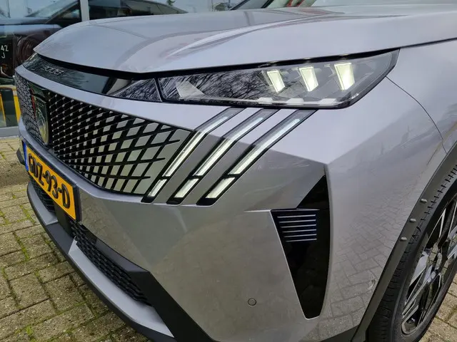 Peugeot 3008 1.2 Hybrid 136 GT 2024 Hybride Benzine 8