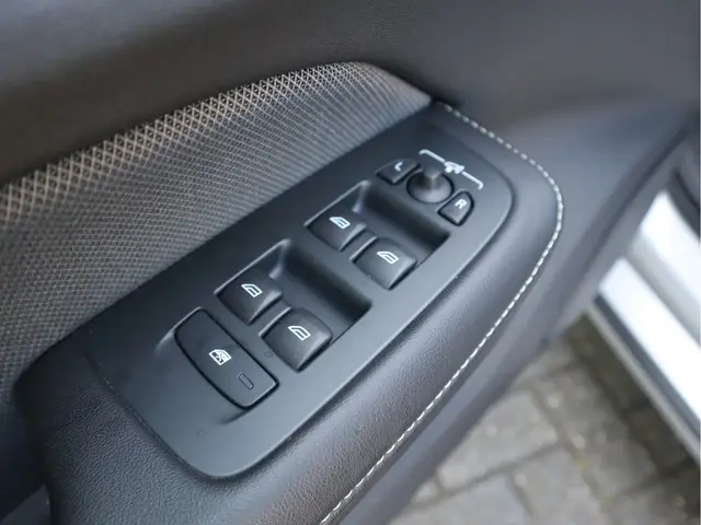 Volvo V60 2.0 T4 R-Design 2020 Benzine 35