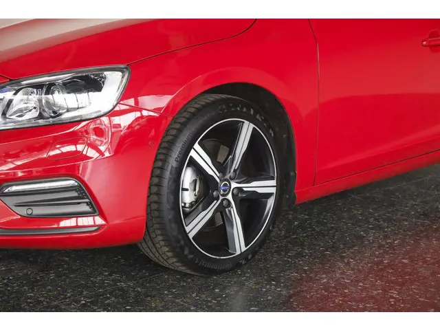 Volvo V60 2.0 T4 R-Design 2018 Benzine 33