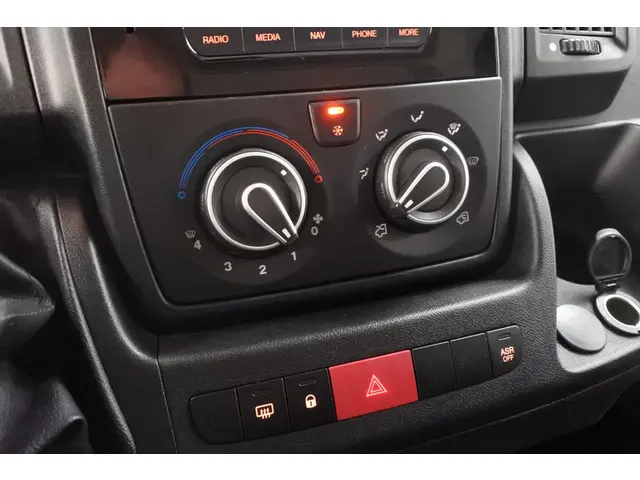 Peugeot Boxer 330 2.0HDi 130pk Premium Pack 2016 Diesel 23