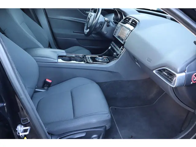 Jaguar XE 2.0 D Pure 2017 Diesel 12