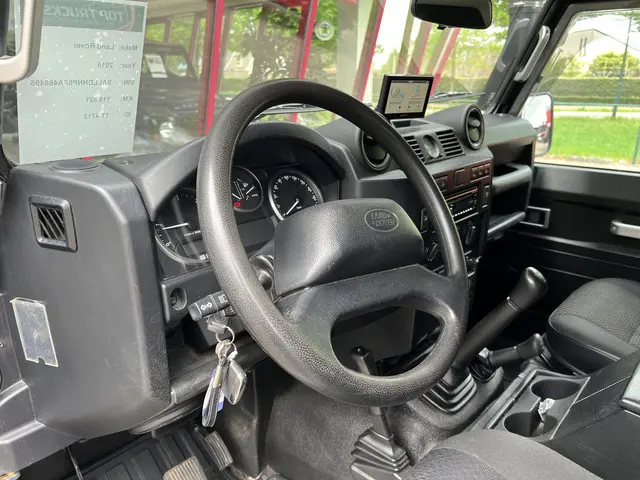 Land Rover Defender 2.2 D HT 110" SE 2015 Diesel 11