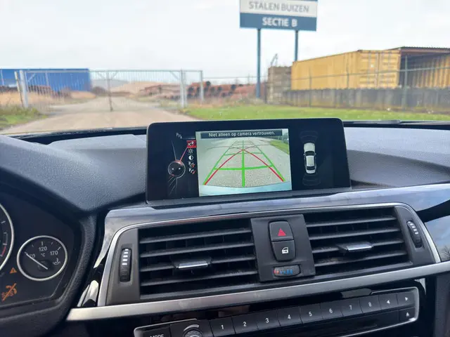 BMW 3 Serie 318i Luxury 360 Head up Led 2016 Benzine 21