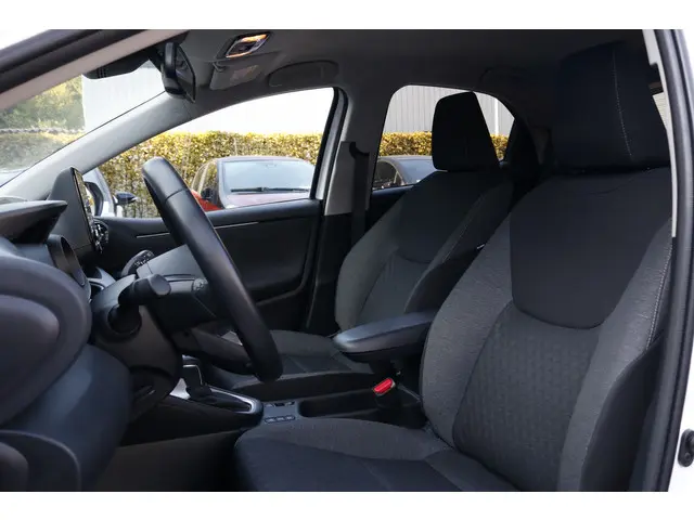 Toyota Yaris 1.5 Hybrid Dynamic 2023 Hybride Benzine 12