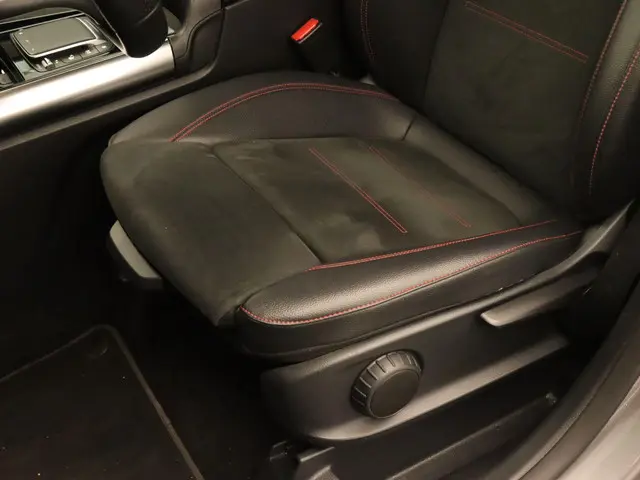 Mercedes-Benz GLA 250 e Style 2020 Hybride Benzine 31