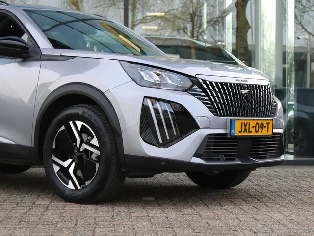 Peugeot 2008 1.2 Hybrid 145 Allure 2025 Hybride Benzine 10