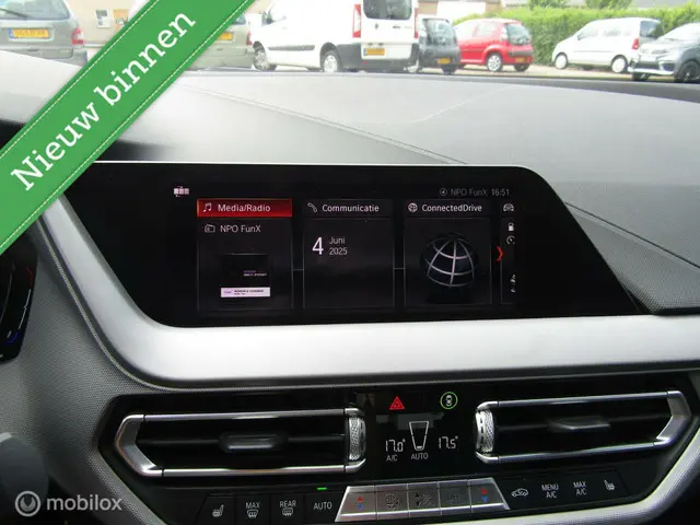 BMW 1 Serie 118i High Executive | Trekhaak 2020 Benzine 12