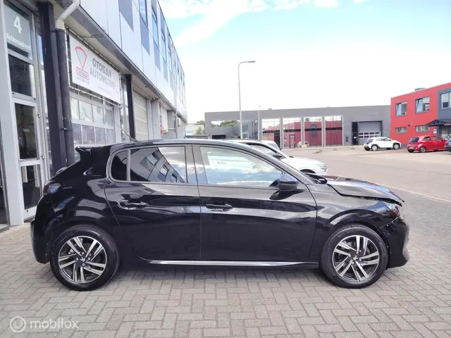 Peugeot 208 1.2 Automaat 130PK. Schade auto 2021 Benzine 9
