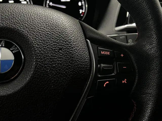 BMW 1 Serie 118i Executive 2018 Benzine 18