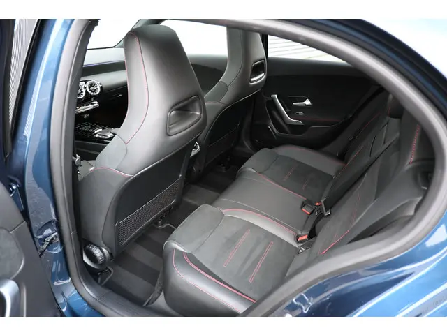 Mercedes-Benz A-Klasse 180 AMG Line 2022 Benzine 13