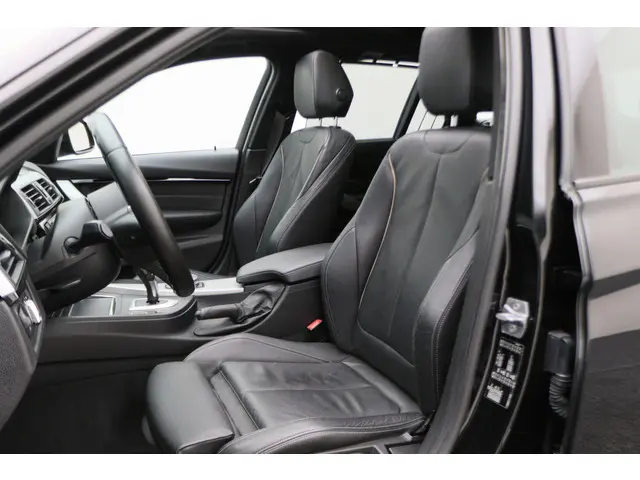 BMW 3 Serie Touring 318i M Sport Edition 2018 Benzine 10